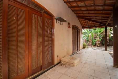 Casa de condomínio para alugar com 400m², 4 quartos e 6 vagasVaranda