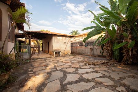Casa de condomínio para alugar com 400m², 4 quartos e 6 vagasQuintal