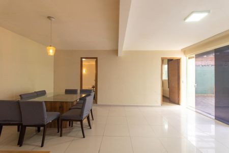 Casa para alugar com 80m², 2 quartos e 3 vagas Casa para alugar com 80m², 2 quartos e 3 vagasSala