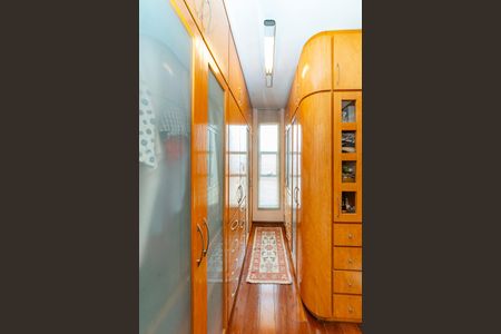 Apartamento à venda com 149m², 4 quartos e 3 vagas Apartamento à venda com 149m², 4 quartos e 3 vagasCloset Suíte 1