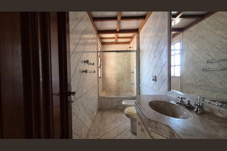 Apartamento à venda com 465m², 4 quartos e 4 vagasBanheiro da Suíte 2