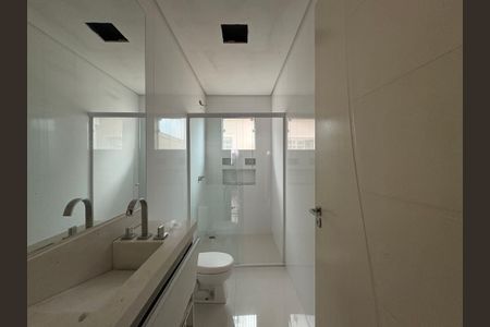 Casa à venda com 424m², 3 quartos e 6 vagasBanheiro da Suíte 2