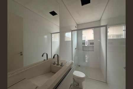 Casa à venda com 424m², 3 quartos e 6 vagasBanheiro da Suíte 2