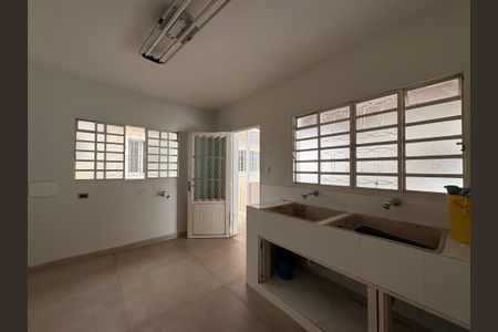 Casa à venda com 424m², 3 quartos e 6 vagasLavanderia