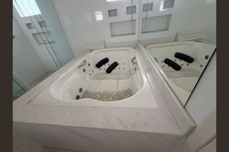Casa à venda com 424m², 3 quartos e 6 vagasBanheiro da Suíte 1