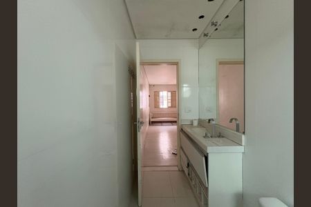 Casa à venda com 424m², 3 quartos e 6 vagasBanheiro da Suíte 2