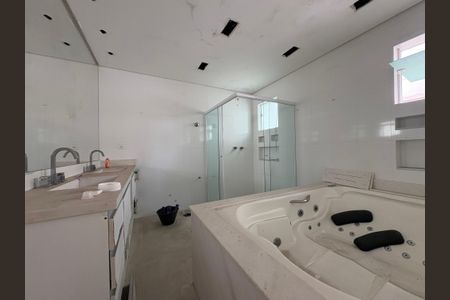 Casa à venda com 424m², 3 quartos e 6 vagasBanheiro da Suíte 1