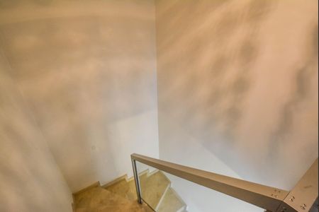 Casa à venda com 409m², 6 quartos e 6 vagas Casa à venda com 409m², 6 quartos e 6 vagasEscada