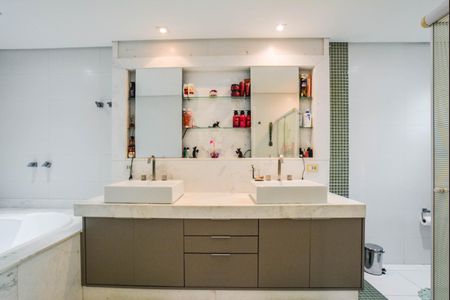 Casa à venda com 409m², 6 quartos e 6 vagas Casa à venda com 409m², 6 quartos e 6 vagasBanheiro da Suíte 1