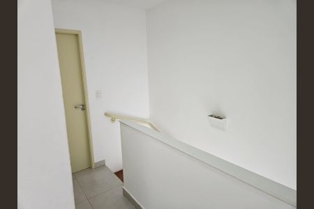 Casa de condomínio para alugar com 110m², 3 quartos e 2 vagasEscada