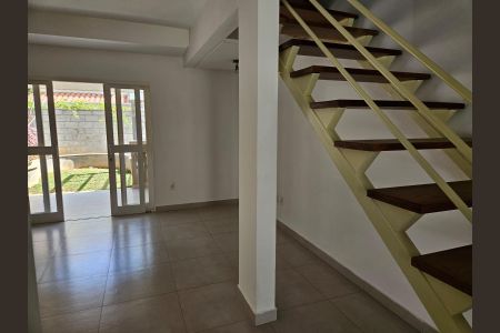 Casa de condomínio para alugar com 110m², 3 quartos e 2 vagasSala