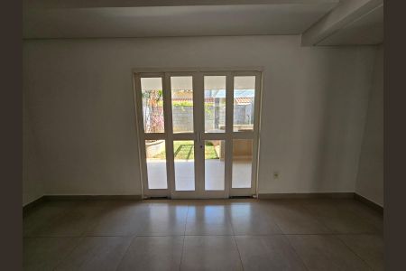 Casa de condomínio para alugar com 110m², 3 quartos e 2 vagasSala