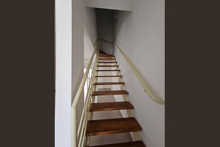 Casa de condomínio para alugar com 110m², 3 quartos e 2 vagasEscada