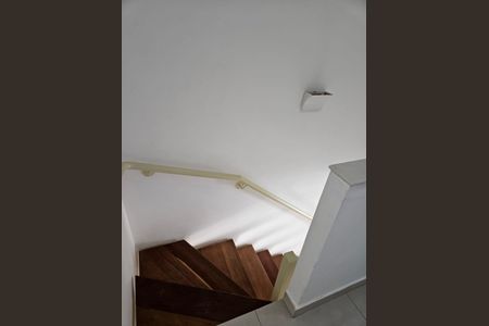 Casa de condomínio para alugar com 110m², 3 quartos e 2 vagasEscada