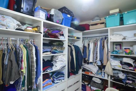 Casa de condomínio à venda com 480m², 4 quartos e 3 vagas Casa de condomínio à venda com 480m², 4 quartos e 3 vagasCloset da Suíte 1