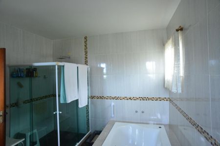 Casa de condomínio à venda com 480m², 4 quartos e 3 vagas Casa de condomínio à venda com 480m², 4 quartos e 3 vagasBanheiro Suíte 1