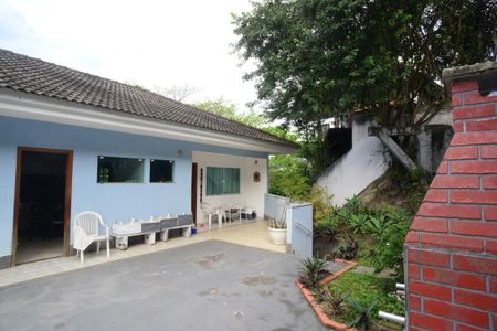 Casa de condomínio à venda com 480m², 4 quartos e 3 vagas Casa de condomínio à venda com 480m², 4 quartos e 3 vagasFachada