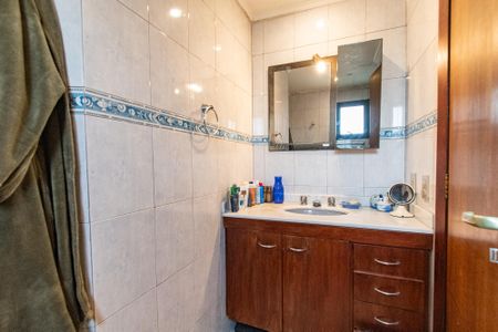 Apartamento à venda com 180m², 4 quartos e 2 vagas Apartamento à venda com 180m², 4 quartos e 2 vagasBanheiro da suíte 1