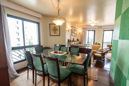 Apartamento à venda com 180m², 4 quartos e 2 vagas Apartamento à venda com 180m², 4 quartos e 2 vagasSala