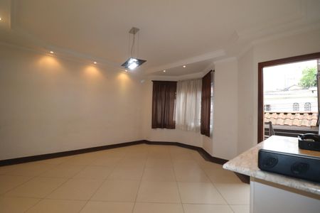 Casa à venda com 152m², 4 quartos e 2 vagasSala