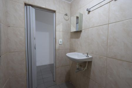 Banheiro de casa para alugar com 1 quarto, 50m² em Jardim Tango, São Paulo