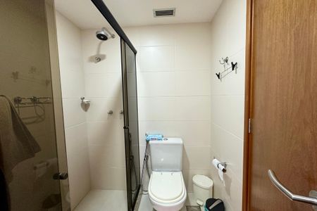 Apartamento à venda com 184m², 3 quartos e 2 vagas Apartamento à venda com 184m², 3 quartos e 2 vagasBanheiro da Suíte 1
