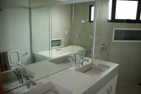 Apartamento para alugar com 195m², 2 quartos e 3 vagasBanheiro da Suíte 2