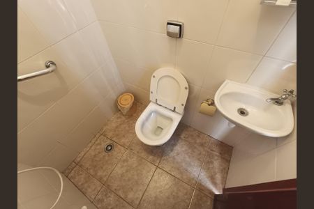 Casa à venda com 194m², 4 quartos e 4 vagas Casa à venda com 194m², 4 quartos e 4 vagasBanheiro de serviço