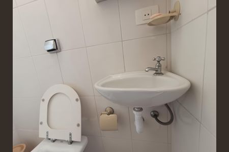 Casa à venda com 194m², 4 quartos e 4 vagas Casa à venda com 194m², 4 quartos e 4 vagasBanheiro de serviço