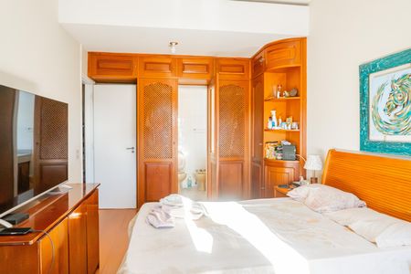 Apartamento à venda com 250m², 5 quartos e 3 vagas Apartamento à venda com 250m², 5 quartos e 3 vagasQuarto 4 - Suíte