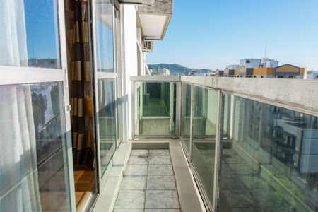 Apartamento à venda com 250m², 5 quartos e 3 vagas Apartamento à venda com 250m², 5 quartos e 3 vagasVaranda
