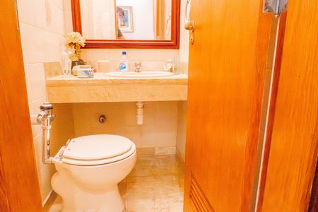 Apartamento à venda com 250m², 5 quartos e 3 vagas Apartamento à venda com 250m², 5 quartos e 3 vagasLavabo