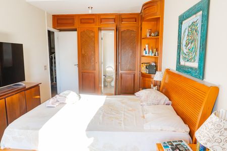 Apartamento à venda com 250m², 5 quartos e 3 vagas Apartamento à venda com 250m², 5 quartos e 3 vagasQuarto 4 - Suíte