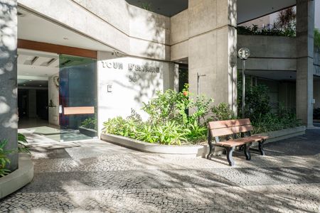 Apartamento à venda com 250m², 5 quartos e 3 vagas Apartamento à venda com 250m², 5 quartos e 3 vagasFachada