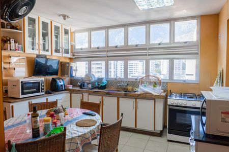 Apartamento à venda com 250m², 5 quartos e 3 vagas Apartamento à venda com 250m², 5 quartos e 3 vagasCobertura