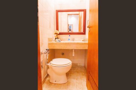 Apartamento à venda com 250m², 5 quartos e 3 vagas Apartamento à venda com 250m², 5 quartos e 3 vagasLavabo