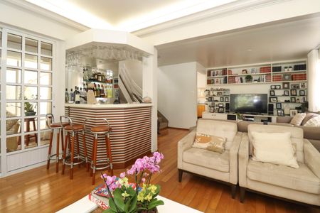 Casa à venda com 300m², 4 quartos e 5 vagasSala