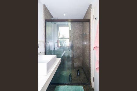 Apartamento à venda com 340m², 4 quartos e 5 vagas Apartamento à venda com 340m², 4 quartos e 5 vagasBanheiro da Suíte 2