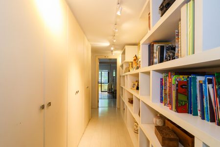 Apartamento à venda com 340m², 4 quartos e 5 vagas Apartamento à venda com 340m², 4 quartos e 5 vagasCorredor