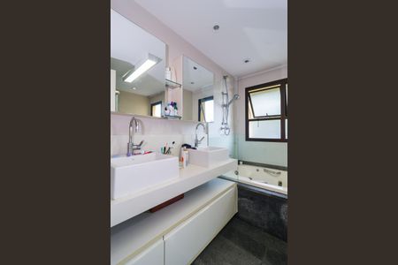 Apartamento à venda com 340m², 4 quartos e 5 vagas Apartamento à venda com 340m², 4 quartos e 5 vagasBanheiro da Suíte 1