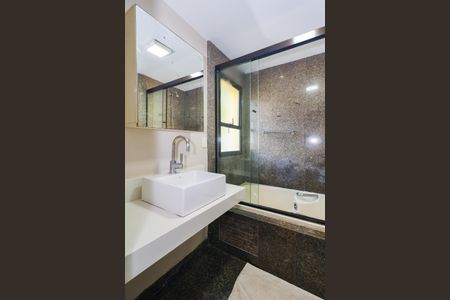 Apartamento à venda com 340m², 4 quartos e 5 vagas Apartamento à venda com 340m², 4 quartos e 5 vagasBanheiro da Suíte 4