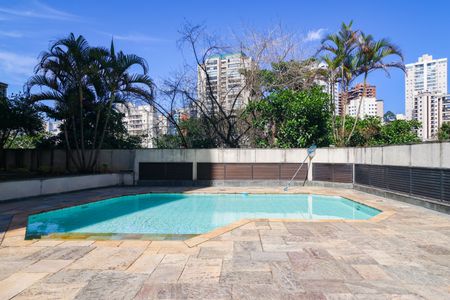 Apartamento à venda com 340m², 4 quartos e 5 vagas Apartamento à venda com 340m², 4 quartos e 5 vagasÁrea comum - Piscina