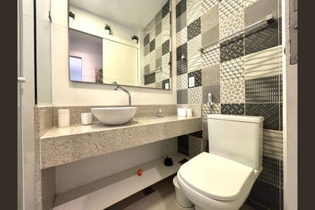 Apartamento à venda com 85m², 2 quartos e sem vaga Apartamento à venda com 85m², 2 quartos e sem vagaBanheiro social