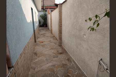 Casa à venda com 250m², 2 quartos e 2 vagasCorredor externo