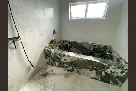 Casa à venda com 486m², 6 quartos e 5 vagas Casa à venda com 486m², 6 quartos e 5 vagasBanheiro da Suíte 4