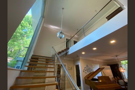 Casa à venda com 486m², 6 quartos e 5 vagas Casa à venda com 486m², 6 quartos e 5 vagasEscada