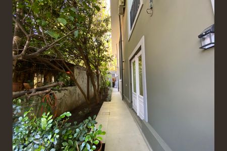 Casa à venda com 486m², 6 quartos e 5 vagas Casa à venda com 486m², 6 quartos e 5 vagasQuintal