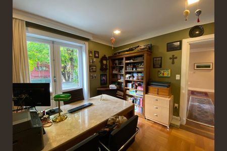 Casa à venda com 486m², 6 quartos e 5 vagas Casa à venda com 486m², 6 quartos e 5 vagasQuarto 1