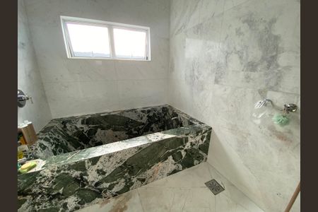 Casa à venda com 486m², 6 quartos e 5 vagas Casa à venda com 486m², 6 quartos e 5 vagasBanheiro da Suíte 4