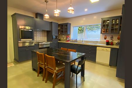 Casa à venda com 486m², 6 quartos e 5 vagas Casa à venda com 486m², 6 quartos e 5 vagasCozinha